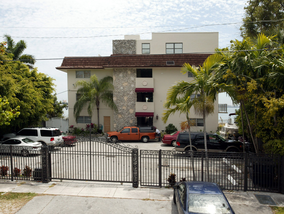 7777 NE Bayshore Ct in Miami, FL - Foto de edificio