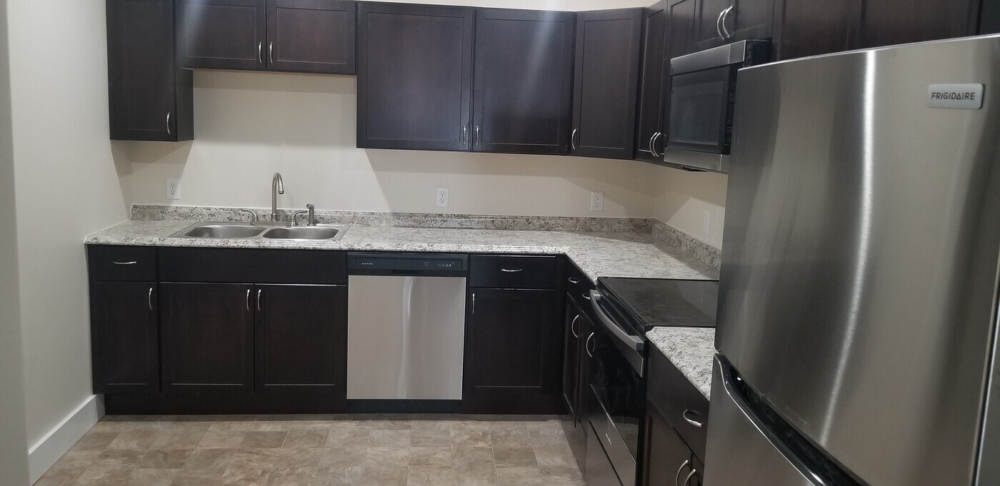 49 Washington Ave, Unit 2R in Endicott, NY - Building Photo