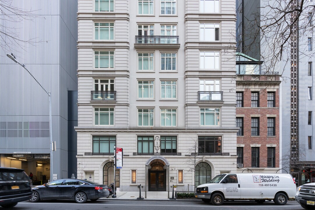115 E 55th St in New York, NY - Building Photo