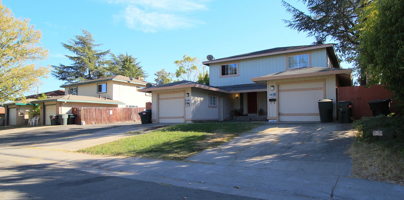 Merrihill Townhomes in Carmichael, CA - Foto de edificio