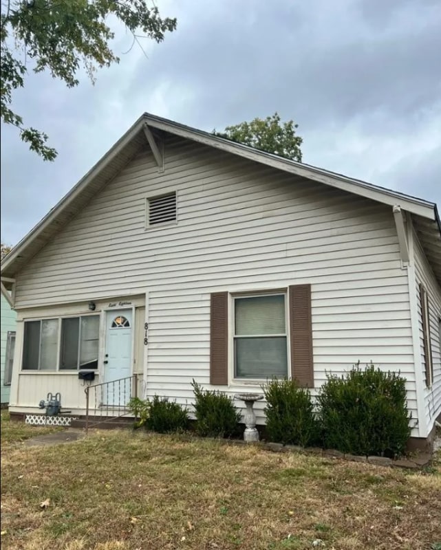 818 W Locust St