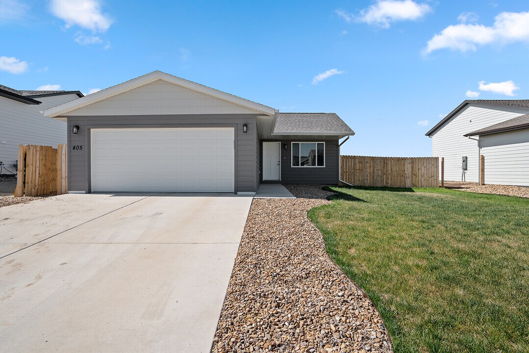 405 Nighthawk Dr in Box Elder, SD - Building Photo