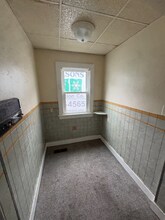 204 Pekin Ave, Unit Apt 2 in East Peoria, IL - Foto de edificio - Building Photo