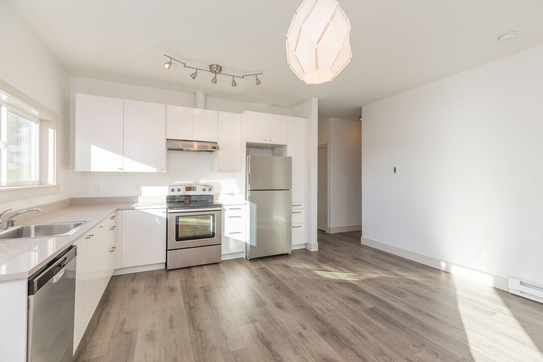 2800 E Yesler Wy in Seattle, WA - Building Photo