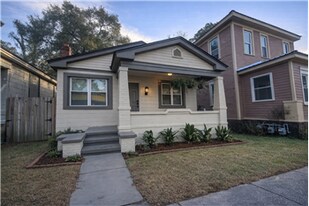 711 W 42nd St in Savannah, GA - Building Photo
