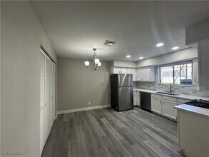 6727 W Charleston Blvd in Las Vegas, NV - Foto de edificio - Building Photo