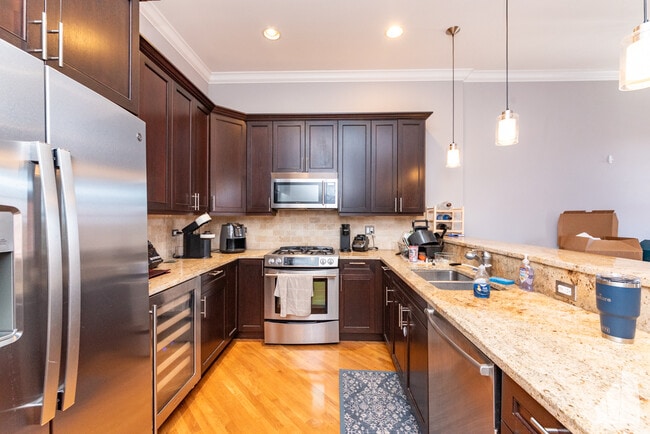 2904 N Halsted St, Unit 303 in Chicago, IL - Building Photo - Building Photo