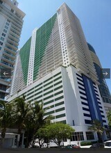 1200 Brickell Bay Dr, Unit 3318 in Miami, FL - Foto de edificio - Building Photo
