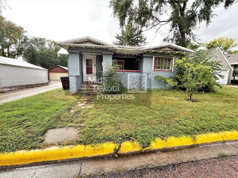 415 N Capital St in Mitchell, SD - Foto de edificio