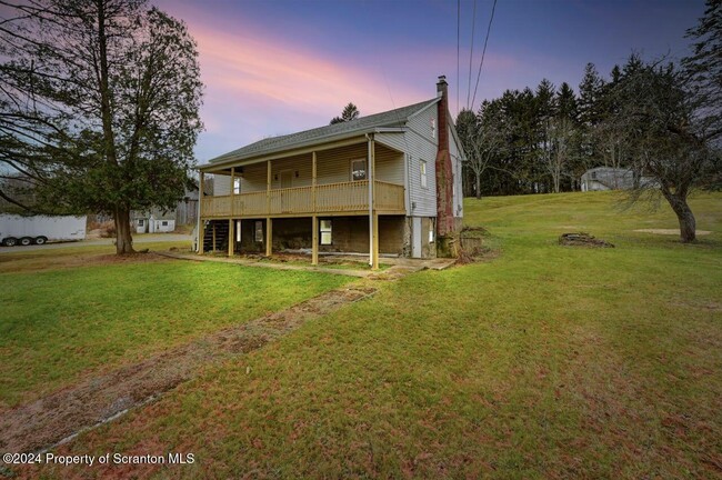 1047 Drinker Turnpike in Covington Township, PA - Foto de edificio - Building Photo