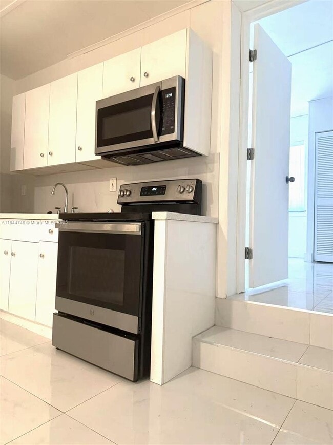 61 SW 58th Ct in Miami, FL - Building Photo - Building Photo