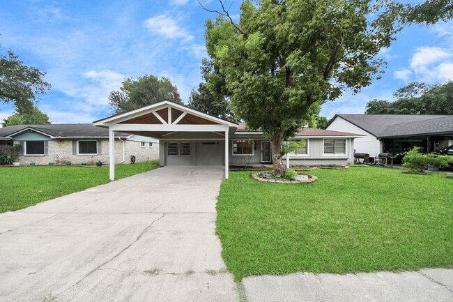 2405 Pickerton Dr in Deer Park, TX - Building Photo - Building Photo