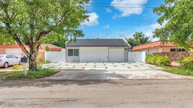 11421 SW 84th St in Miami, FL - Foto de edificio - Building Photo