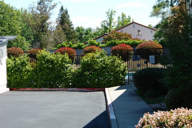 102 Chatham Ct in Martinez, CA - Foto de edificio - Building Photo