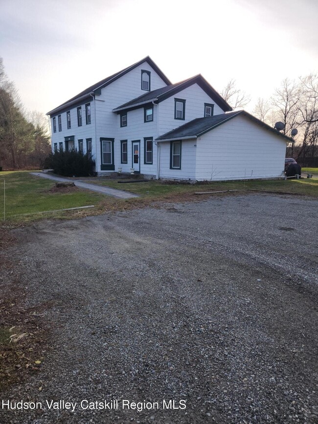 5635-5639-5639 NY-82 in Clinton Corners, NY - Foto de edificio - Building Photo