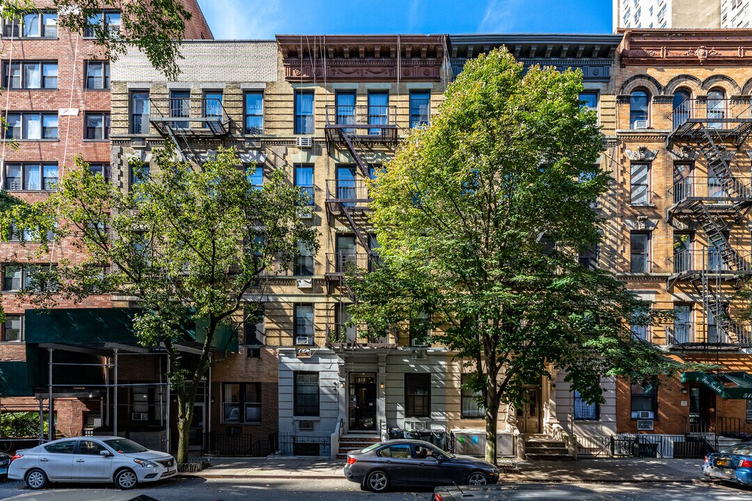 561 E 81st St in New York, NY - Building Photo