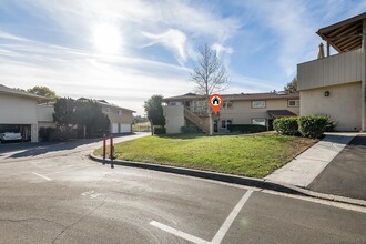 8006 Calle Fanita in Santee, CA - Foto de edificio - Building Photo