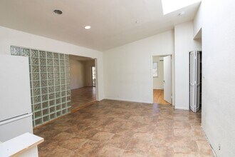 299 Albert Dr in San Luis Obispo, CA - Foto de edificio - Building Photo