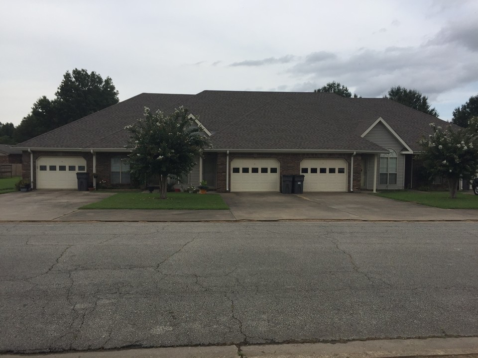 1105 Meriwether Dr in Paragould, AR - Building Photo