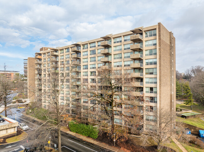 Green Hill Condominiums in Wynnewood, PA - Foto de edificio - Building Photo