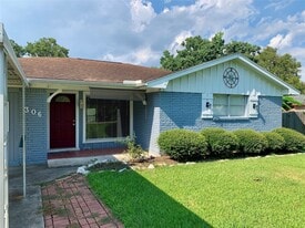 306 Cres View St in La Porte, TX - Building Photo