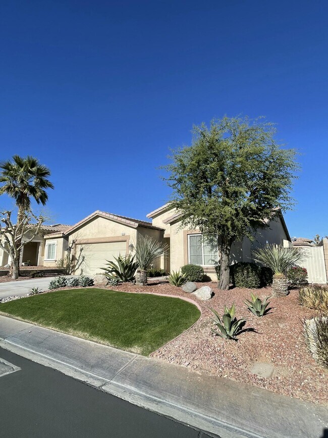 1122 Oro Ridge in Palm Springs, CA - Building Photo - Building Photo