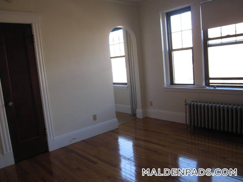 349 Pleasant St in Malden, MA - Foto de edificio