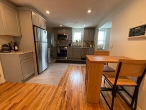 273 W 3rd St, Unit 2 in Boston, MA - Building Photo - Building Photo
