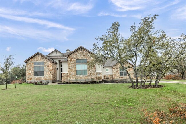 272 Wellborn Rd in Liberty Hill, TX - Foto de edificio - Building Photo