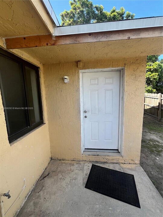 1727B NW 16th St in Miami, FL - Building Photo