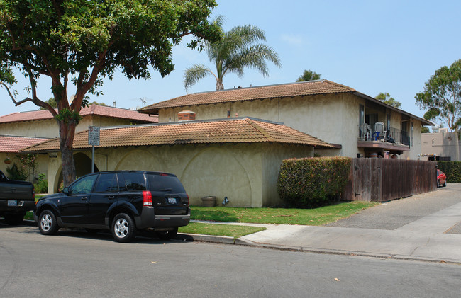 4951 Kona Dr in Huntington Beach, CA - Foto de edificio - Building Photo