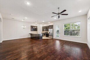 1815 Crestdale Dr in Houston, TX - Building Photo