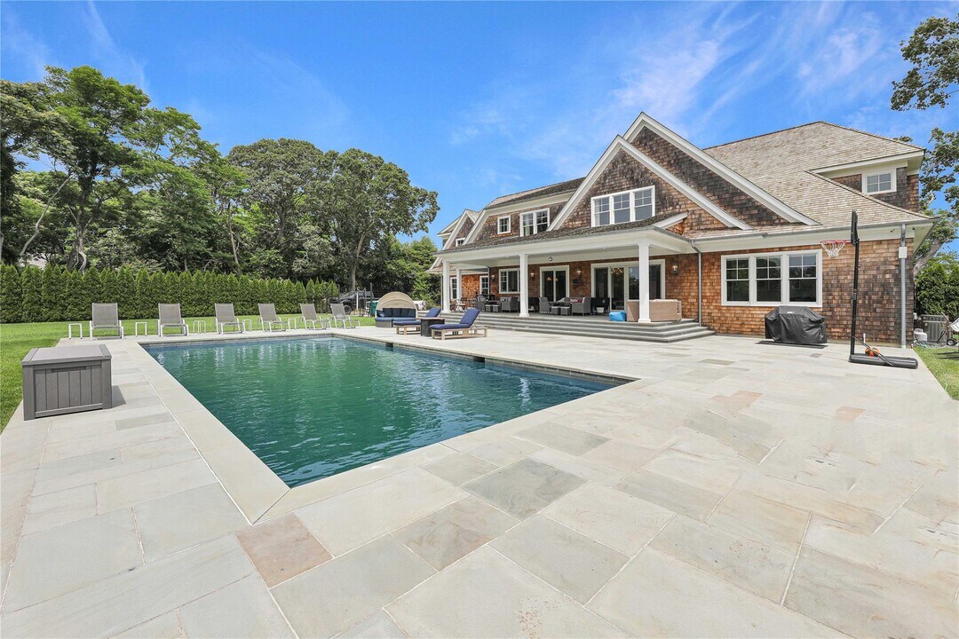 18 Michaels Way in Westhampton Beach, NY - Building Photo