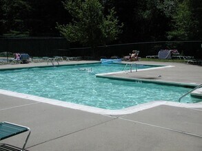 18 Walden Dr, Unit #8 in Natick, MA - Foto de edificio - Building Photo