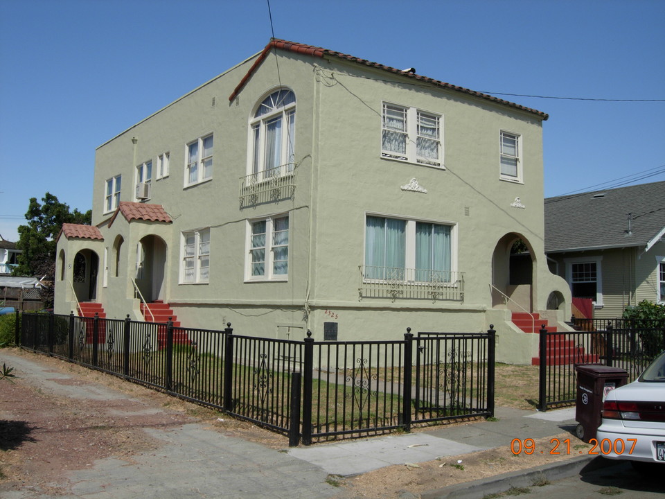 2325 Hughes Ave in Oakland, CA - Building Photo