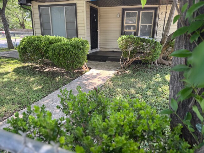 602 S San Ignacio Ave in San Antonio, TX - Building Photo - Building Photo