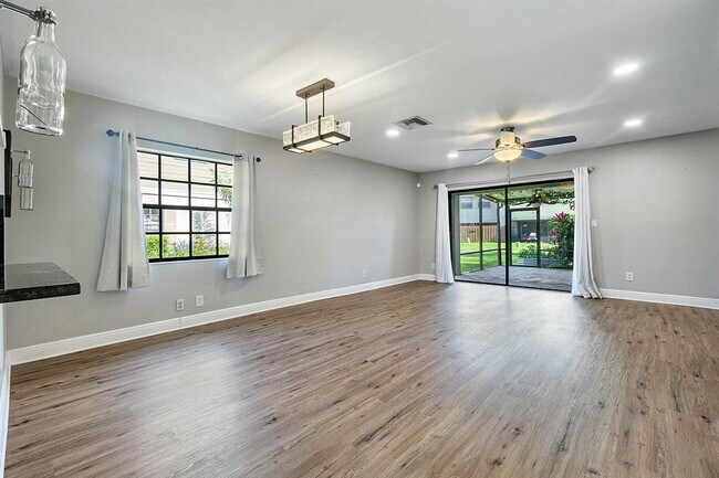 10723 NW 10th St in Pembroke Pines, FL - Building Photo - Building Photo