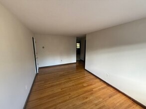 372 Park St, Unit 3 in Bristol, CT - Foto de edificio - Building Photo