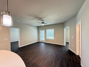 2102 Antoine Dr in Houston, TX - Building Photo - Building Photo