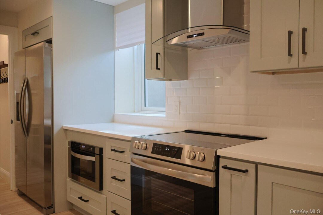 16 Ocean Ave in East Quogue, NY - Building Photo