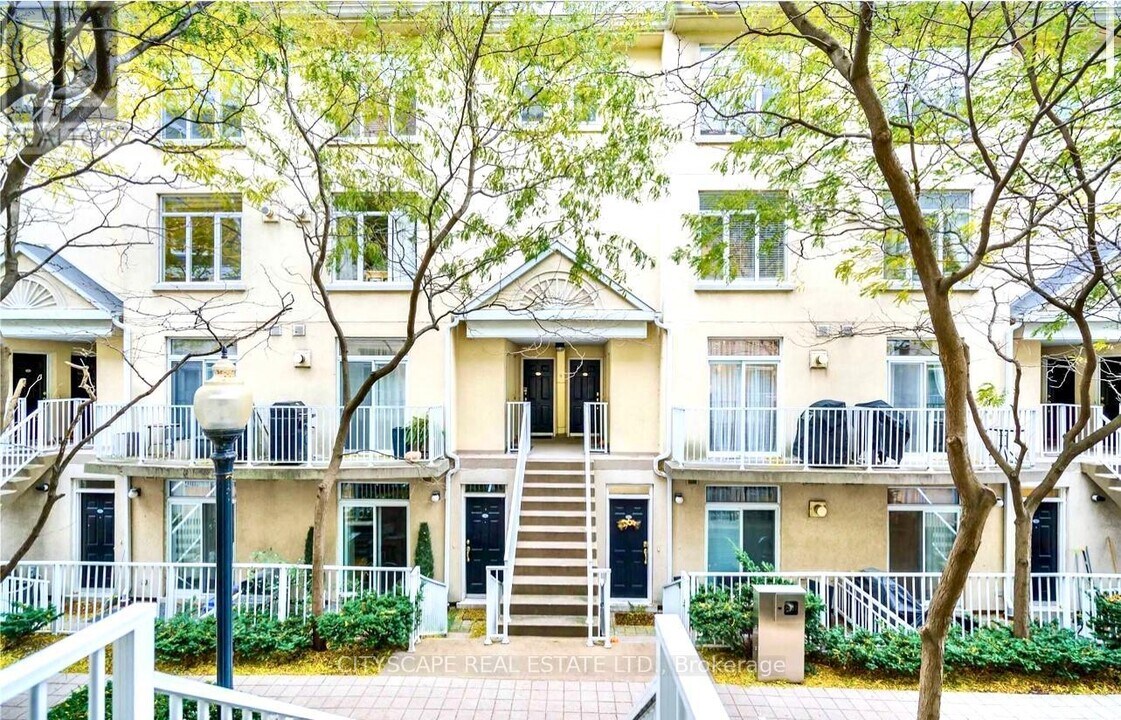 36-536 Stadium Rd in Toronto, ON - Building Photo