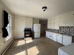 932 Lisbon St, Unit #2 in Lewiston, ME - Foto de edificio - Building Photo