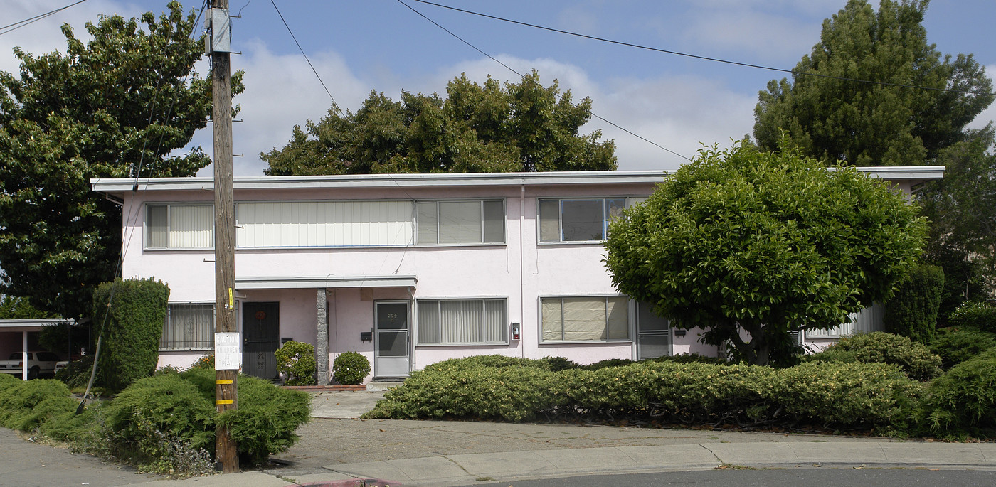 221-227 Flanders Ct in Hayward, CA - Building Photo