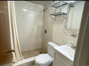 7 Grove St, Unit 2 in Boston, MA - Foto de edificio - Building Photo