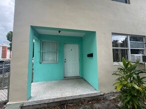 1838 NW 1st Pl, Unit 2 in Miami, FL - Foto de edificio - Building Photo