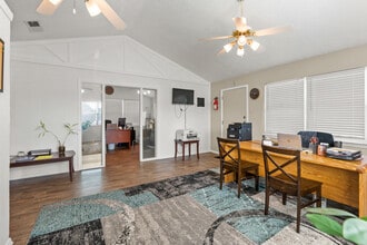 Sunset Villa in Duncanville, TX - Foto de edificio - Interior Photo
