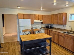 524 Maple Ave in Saratoga Springs, NY - Building Photo - Building Photo