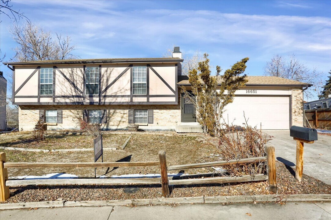 16651 E Arizona Pl in Aurora, CO - Building Photo