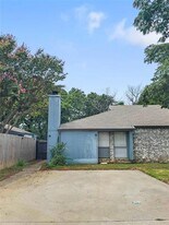 2416 Windy Pine Ln in Arlington, TX - Building Photo