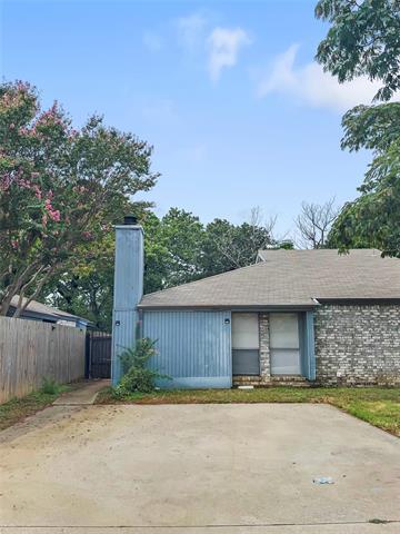 2416 Windy Pine Ln in Arlington, TX - Building Photo